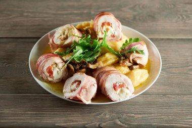 Lezzetli domuz pastırması rolls sebze ve peynir ile