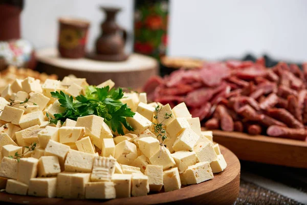 Peynir meze, maydanoz ile süslenmiş ile büyük ahşap tahta