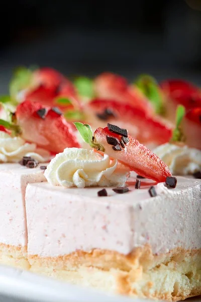 Dessert soufflé aux fraises, décoré de crème fouettée — Photo