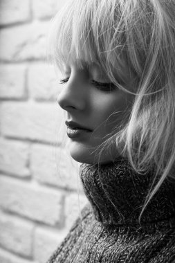 Gogeous sarışın model sensually poz