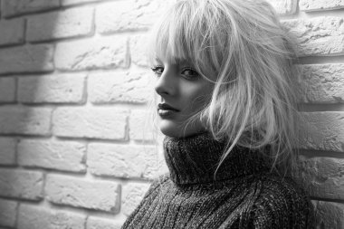 Gogeous sarışın model sensually poz