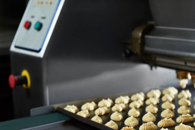 Siyah çanak ile çiğ hamur şekerleme konveyör ayarla