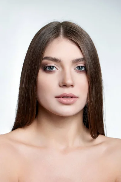 Portret van een prachtige groene-eyed brunette met make-up op face. — Stockfoto