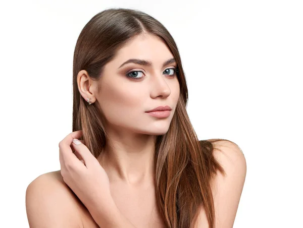 Fullface halv profil porträtt av en vacker brunett modell med makeup på, röra vid hennes hår. — Stockfoto