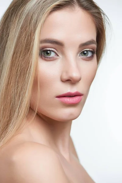 Retrato de medio perfil de una hermosa modelo rubia de ojos verdes con maquillaje . — Foto de Stock