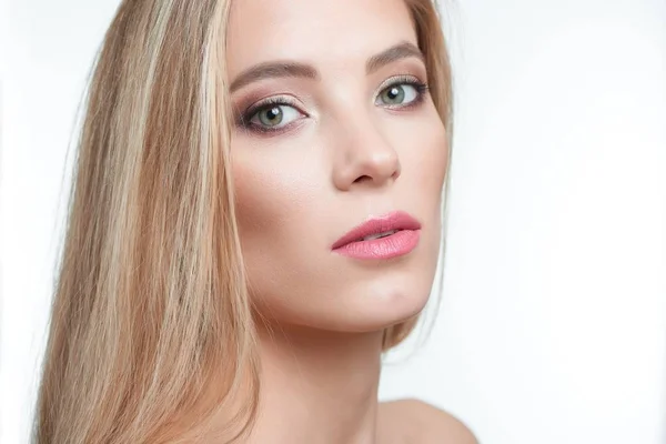 Retrato de medio perfil de una modelo rubia de ojos verdes con maquillaje . — Foto de Stock