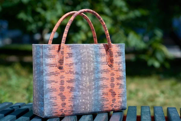 Bolso de mujer colorido de moda con imitación de piel de serpiente —  Fotos de Stock