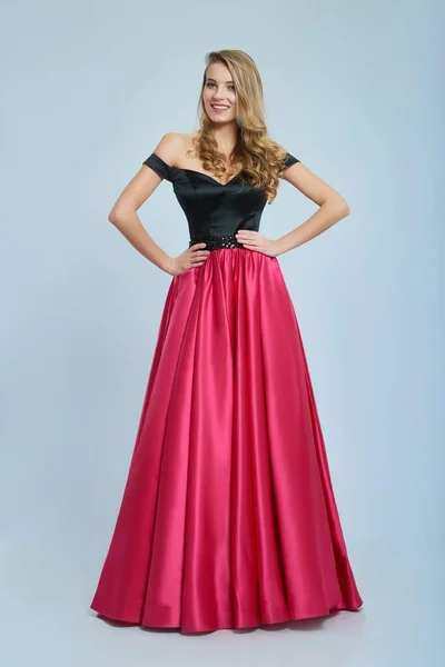 Vestido de noite longo surpreendente com cores preto e rosa — Fotografia de Stock