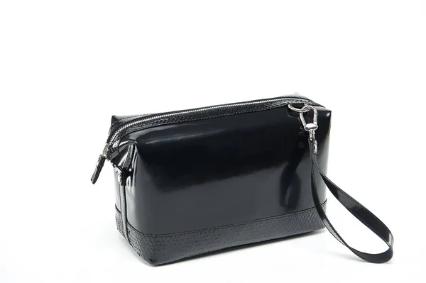 Bolso cosmético negro con cremallera sobre fondo blanco — Foto de Stock
