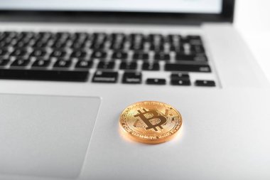 Ana cryptocurrencies gümüş laptop klavye üzerinde yerleştirilmiş olarak altın bitcoins.