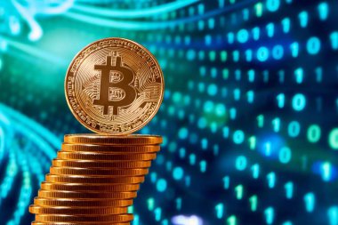Altın bitcoins olan kenarında bir bitcoin ile yığını üzerinde mavi arka plan bulanık yerleştirilir.