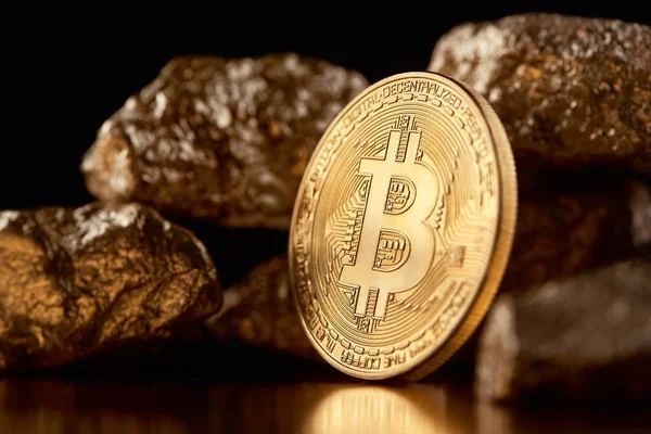 Krypterade gyllene bitcoin tillsammans med guld klumpar som representerar viktigaste finans trenderna i världen — Stockfoto