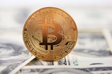 Kenar Doları banknot bulanık arka plan üzerinde en büyük cryptocurrency olarak şifrelenmiş altın bitcoin.