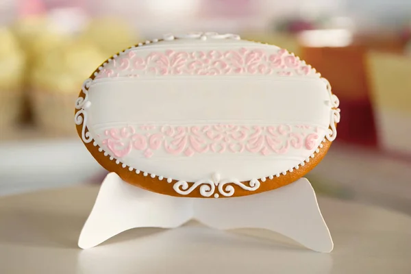 白のスタンドに艶をかけられたパターンで飾られた楕円形のクッキー — ストック写真