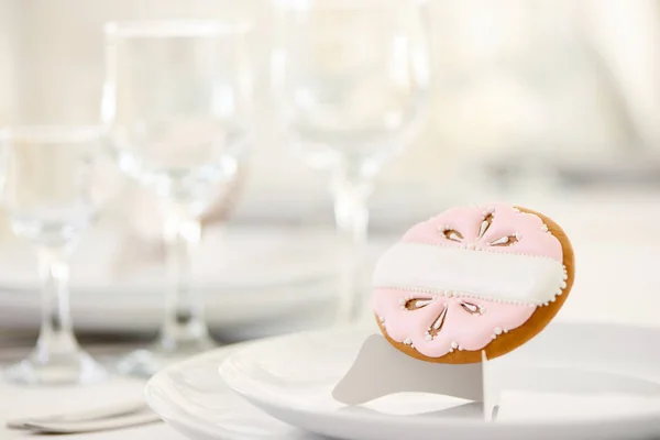 Cookie versierd met roze patroon en witte parels — Stockfoto
