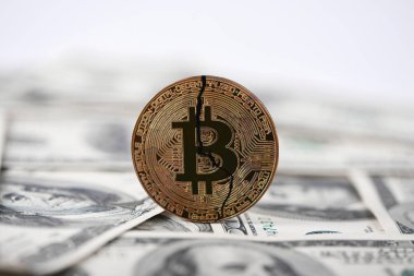 En büyük dünya cryptocurrency Doları banknot bulanık arka plan üzerinde olarak eski kırık bitcoin.