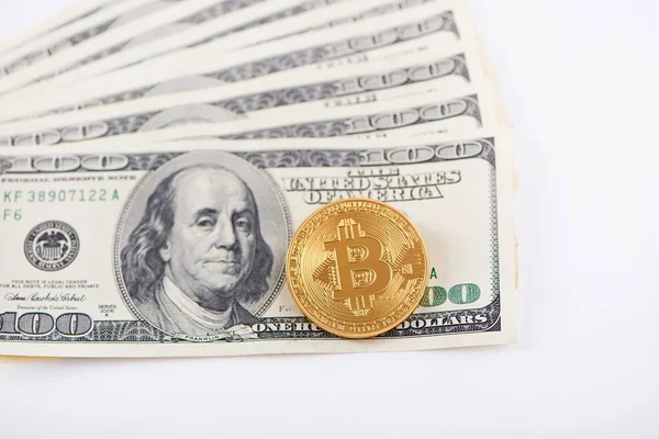一个金比特币叠叠的一百元钞票显示新的进步数字式货币趋向 — 图库照片