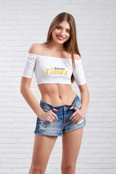 Beatiful ragazza indossa top con stampa bitcoin e pantaloncini jeans . — Foto Stock