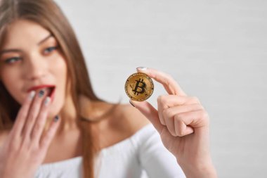 Heyecanlı güzel kadın tarafından Bitcoin fütüristik sanal para olmak tutun