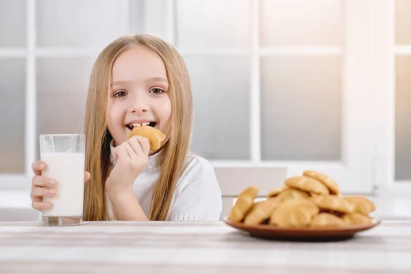 Pequena menina bonita comer biscoito doce . — Fotografia de Stock