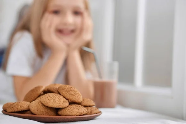 Тарелка, полная печенья на фоне маленьких девочек . — стоковое фото