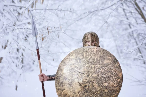 Brave spartan warrior in snowy wood. — Stock Photo, Image