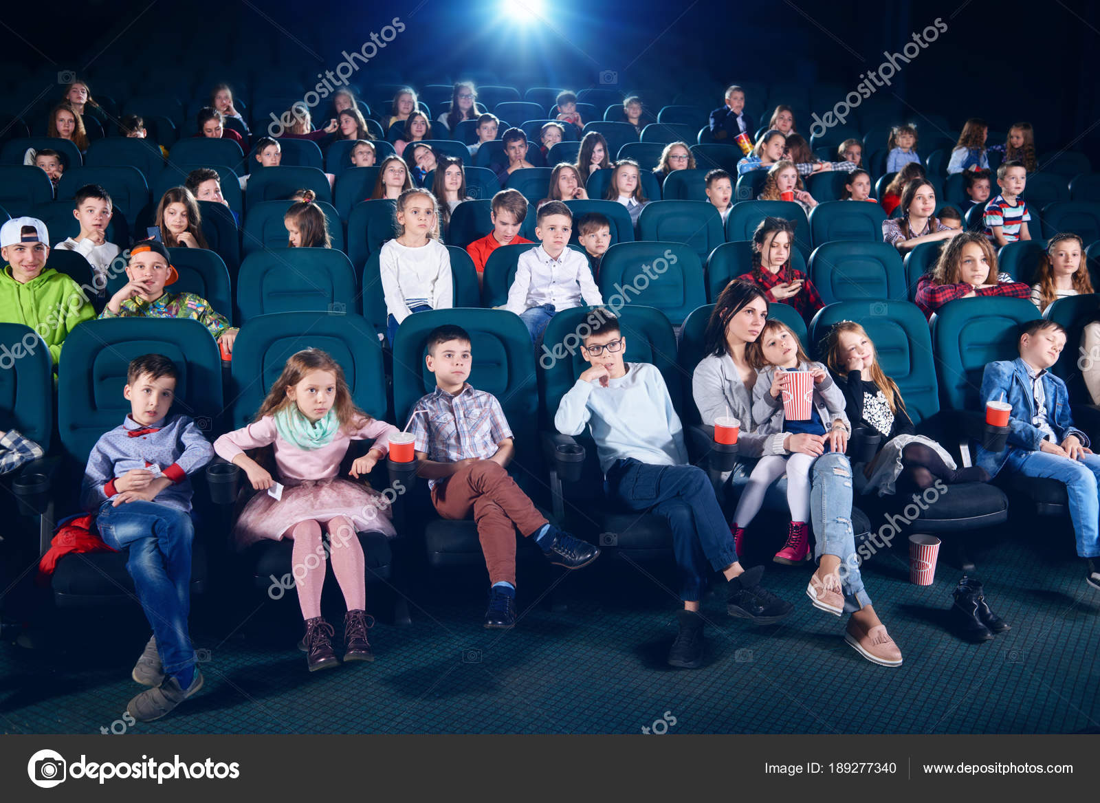 映画館ホールに座っている人々 の Frontview. — ストック写真 © serhii.bobyk.gmail.com #189277340, image size:1600x1168