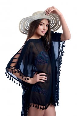 Güzel esmer erkek çiçek mayo, mavi pareo ve fotoğraf Studio beyaz şapka poz.