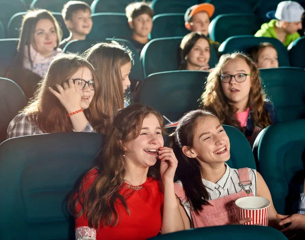 Ragazze felici ridendo guardando film al cinema . — Foto Stock