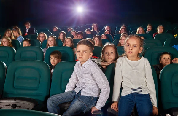 Маленький хлопчик і дівчинка сидять у кінозалі . — стокове фото