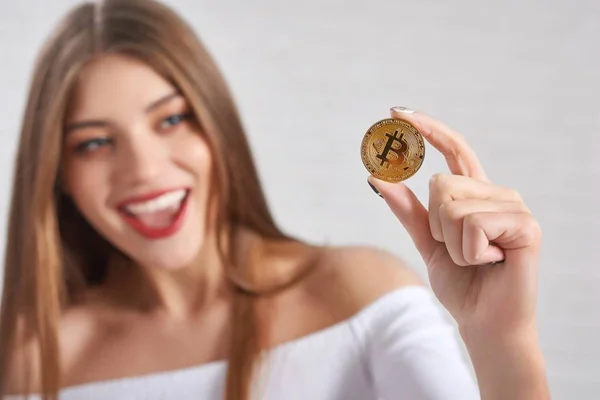 Χρυσή bitcoin κύρια κρυπτονόμισμα κρατήστε από χαμογελαστά όμορφο γυναικείο μοντέλο — Φωτογραφία Αρχείου
