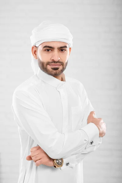 Wealthy rich handsome successful muslim man in traditional Islamic clothing posing — Stock Photo, Image