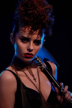 Tutan gizemli savaşçı kadın keskin balta el altında.