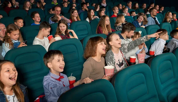 सिनेमा में फिल्म देखने वाले मजेदार बच्चों का साइडव्यू . — स्टॉक फ़ोटो, इमेज