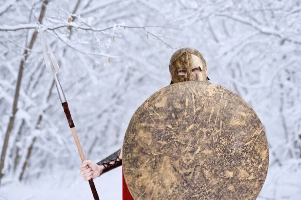 Spartanska krigare i vinter skog ser ut i kameran . — Stockfoto