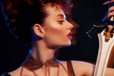 Bir kılıç ile poz bir savaşçı kadının duygu bulanıklık.