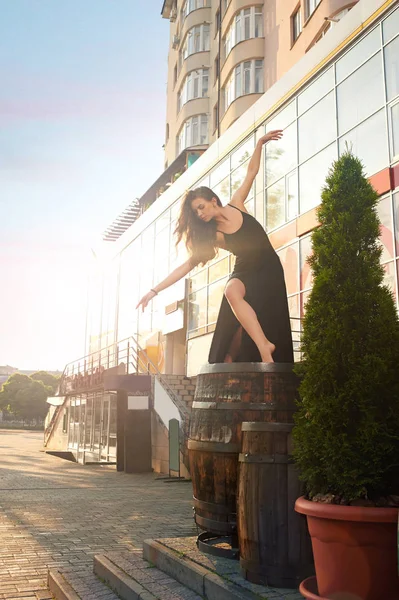 Modern building yakınındaki harika dans eden kadın. — Stok fotoğraf