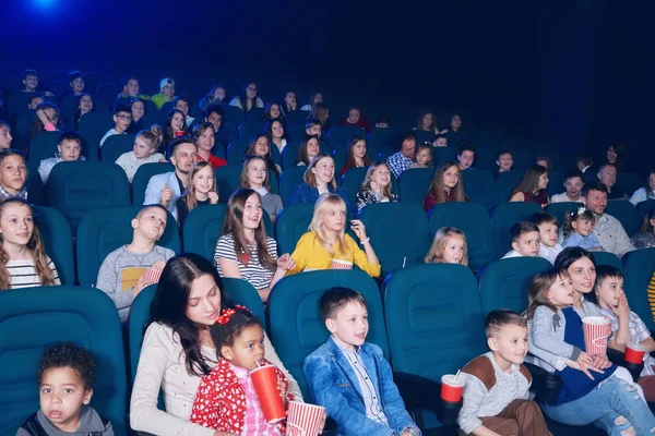 Vista frontale dei giovani che guardano film al cinema — Foto Stock