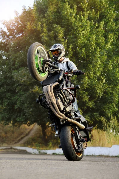 Photo extrême de motard effectuant des tours de moto . — Photo