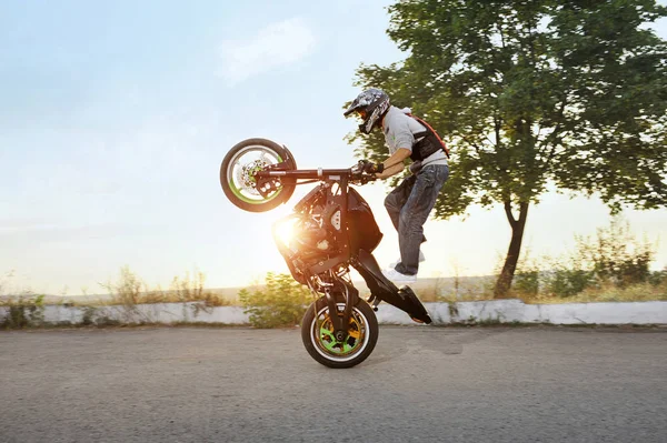 Байкер стрибки на мотоциклі під час їзди. — стокове фото