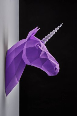 Siyah bir zemin üzerine pembe tek boynuzlu at. 3D modeli bir tek boynuzlu at. Kopya alanı