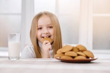 Mutlu çocuk kurabiye yiyor.
