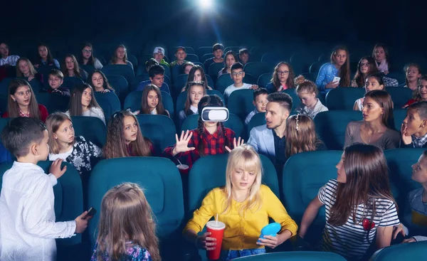 Девушка смотрит 3D-очки в кинозале . — стоковое фото