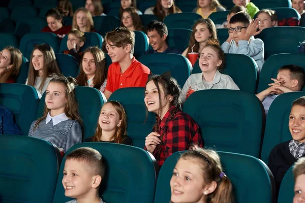 快乐的孩子在电影院看电影和笑的照片. — 图库照片