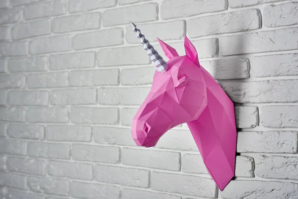 Яскраво-рожевий єдиноріг, що висить на стіні . — стокове фото