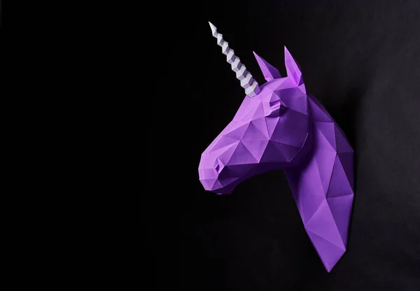 Vista laterale della testa di unicorni viola brillante appesa al muro . — Foto Stock