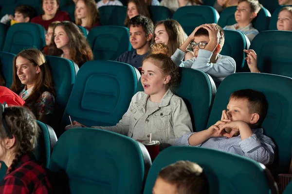 SideView roześmiane dzieci w kinie. — Zdjęcie stockowe