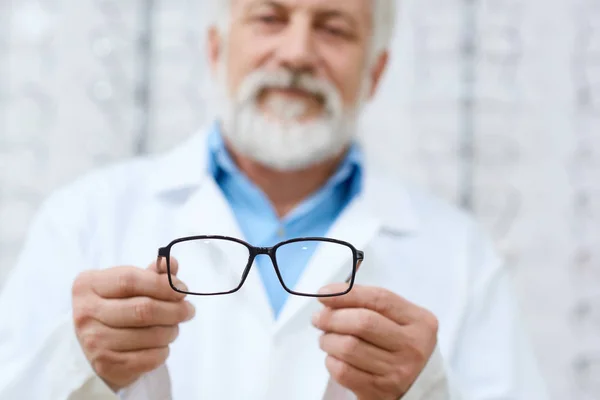 Erfahrener Arzt rät zur Brille. — Stockfoto