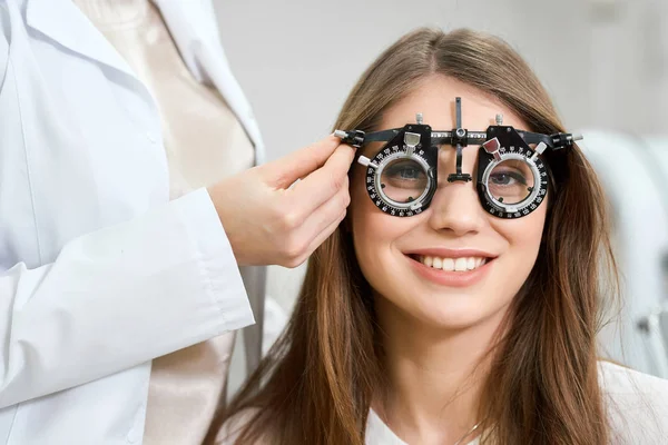 Giovane bella paziente che indossa un dispositivo di ispezione visiva . — Foto Stock