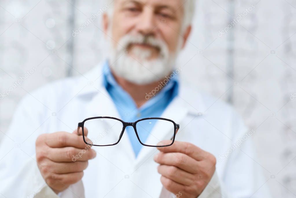 Expirienced doctor advising eyeglasses.